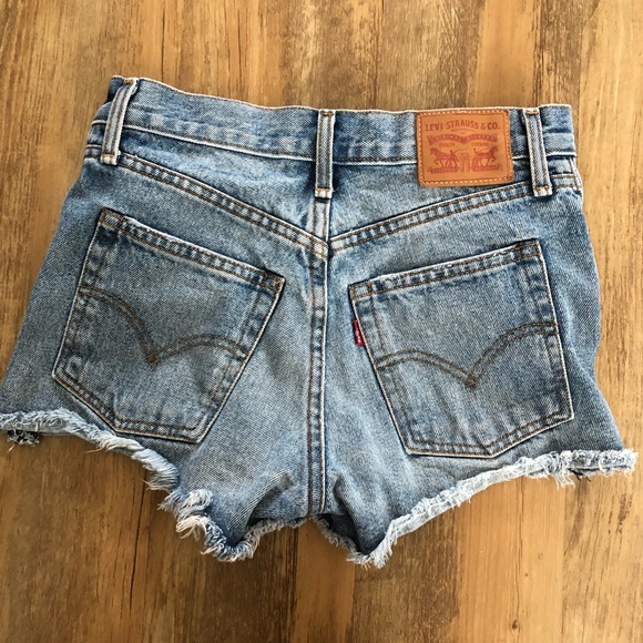 Levi’s Wedgie fit high waisted short - Picture 3 of 5